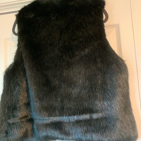 Joe Fresh Women’s Faux Fur lined Sleeveless Vest/Top, Black. Size S - Picture 4 of 9